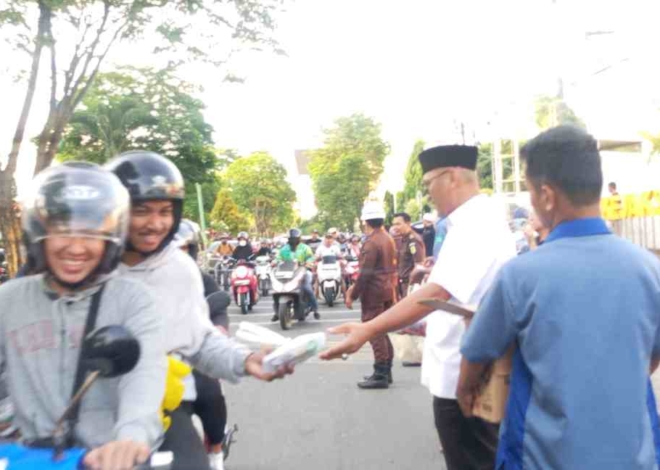 Kejari Samarinda Hadir untuk Masyarakat, Tebar Takjil di Bulan Ramadhan.