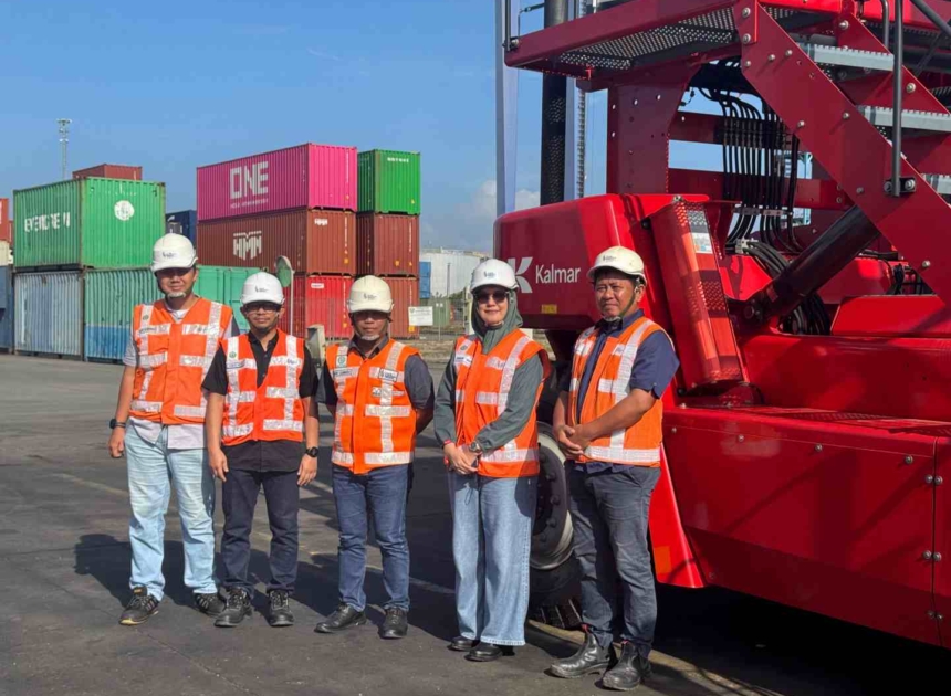 KKT Datangkan Side Loader, Tingkatkan Efisiensi Penanganan Petikemas Kosong.