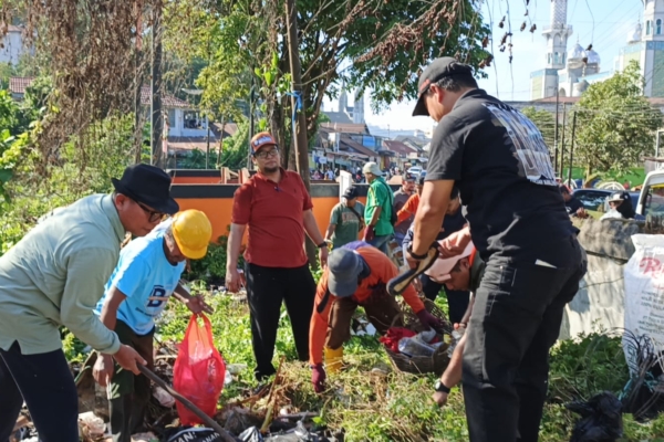 Wawali Pimpin Gotong Royong di Samarinda Bersihkan Drainase