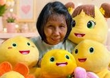 Semangat Tak Padam: Kisah Inspiratif Grace, Nenek Penjual Charm yang Tolak Menyerah pada Usia