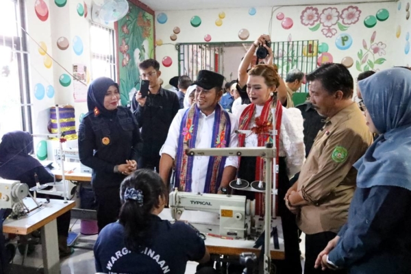 Blusukan ke Wilayah Tengah, Gubernur Harum Tinjau Jalan Kaltim