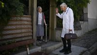 Dokter 90 Tahun Kiril Apostolov: Dedikasi Tanpa Henti Melayani Ribuan Pasien di Pegunungan Bulgaria
