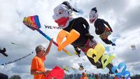 Langit Sanur Dihibur Petruk hingga Doraemon, Rare Angon Kite Festival Pukau Bali