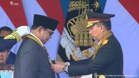 Polri Anugerahkan Medali Kehormatan Loka Praja Samrakshana kepada Presiden Prabowo Subianto