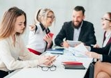 Memahami Sinyal Non-Verbal: Ketika Rekan Kerja Menunjukkan Ketidaknyamanan di Kantor