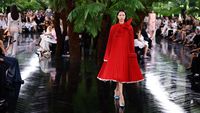 Jonathan Anderson di Dior: Mengapa Rumor Haute Couture 2026/2027 Ini Menggemparkan Dunia Mode?