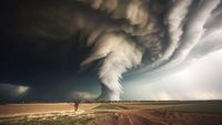 Pikat Wisatawan di Bromo, Begini Penjelasan Ilmiah Fenomena ‘Setan Debu’ Mirip Tornado Mini
