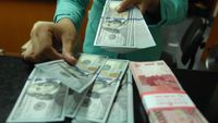 Rupiah Melonjak ke Rp17.695 per Dolar AS: Dampak Penurunan Minyak dan Harapan Damai Timur Tengah