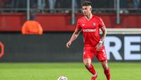 Analisis Mendalam: Jejak Erik ten Hag di Balik Bertahannya Mees Hilgers di FC Twente