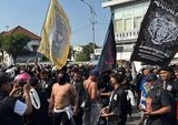 Bentrok Massa Ribuan Pesilat PSHT vs Aparat di Surabaya, Kantor Debt Collector Diserang