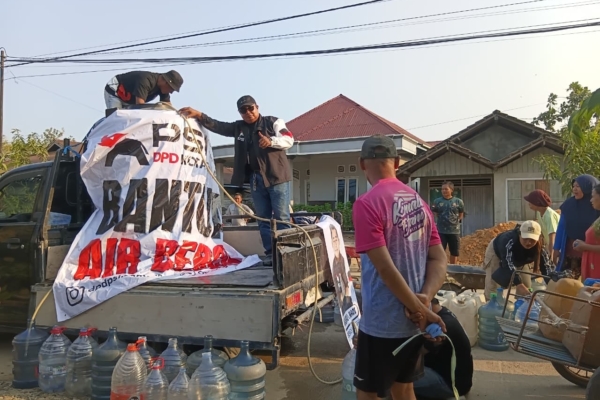 Kemarau Mencekik, PSI Samarinda Salurkan 3.600 Liter Air Bersih