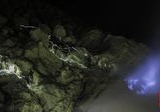 Pesona Blue Fire Hiasi Kawah Gunung Papandayan, PVMBG Ingatkan Potensi Bahaya