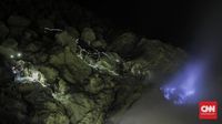 Pesona Blue Fire Hiasi Kawah Gunung Papandayan, PVMBG Ingatkan Potensi Bahaya