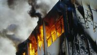 Evakuasi Dramatis Kebakaran Apartemen Tanah Abang, Puluhan Unit Damkar Dikerahkan
