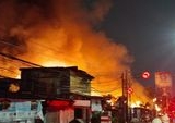 Dugaan Korsleting Picu Kebakaran Hebat Dekat Stasiun Kebayoran Lama, 60 KK Terdampak