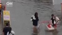Warga Bangkok Terjang Banjir Parah Demi Kebutuhan Pokok, Soroti Kerentanan Kota