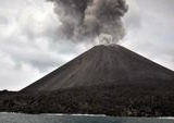 Puluhan Turis Nekat Terobos Zona Terlarang Gunung Anak Krakatau, Abaikan Peringatan Otoritas