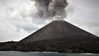 Puluhan Turis Nekat Terobos Zona Terlarang Gunung Anak Krakatau, Abaikan Peringatan Otoritas