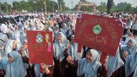 Semarak Peringatan Hari Santri Nasional Ribuan Santri Gelar Pawai dan Atraksi Heroik