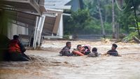 Banjir Parah Kepung Padang Malam Ini, Belasan Warga Terjebak Menanti Evakuasi