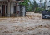 Banjir Bandang Lumpuhkan Padang: Hujan Deras Picu Genangan Luas dan Ganggu Aktivitas Warga