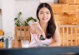 Menguak Dampak Makan Sambil Menonton pada Kemampuan Otak Memproses Informasi
