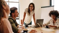 Tren Komunikasi Gen Z: Ucap ‘I Love You’ Saat Tinggalkan Rapat Kantor
