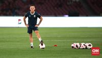 Momen Bersejarah: John Herdman, Pelatih Timnas, Kibarkan Bendera Finis MotoGP Mandalika