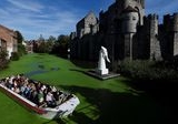 Gelombang Panas Ubah Kanal Bersejarah Ghent Jadi Hijau Pekat Akibat Duckweed
