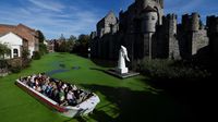 Gelombang Panas Ubah Kanal Bersejarah Ghent Jadi Hijau Pekat Akibat Duckweed