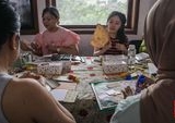 Remaja Jakarta Lawan Kelelahan Digital Lewat Menjurnal: Tren Kembali ke Diri